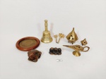 Lote 8 peças diversas em metal dourado  sendo sineta de  mesa  enfeites indianis . medida sineta 11 cm , porta copo 10 cm , menor 4 cm