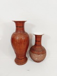 2 Vasos Orientais  em Porcelana Branca revestido de ratan . 1 apresenta trincado em cima Medida: 33 cm e 24 cm altura