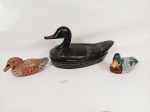 lote 3 Patos decorativos em Madeira . pintada .  Medida: 16 cm  , 14 cm e 30 cm O maior apresenta pequenas perdas.