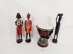 4 Peças  decorativas  Em madeira Africanas sendo 3 esculturas e 1 tambor. Medida: tambor 15 cm x 12 cm e esculturas 24 cm x 23 cm