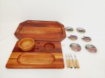 jogo  de cozinha  4 Peças sendo Bandeja e Tabua petiscos em madeira , 6 porta copos e 4 garfos petiscos Medida: bandeja 40 cm x 27 , tabua 30 cm x 20 cm , porta copos 11 cm e garfos 10 cm