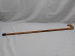 Bengala em madeira com acabamento em chifre, ponteira de borracha. Medindo 96cm de comprimento.