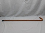 Bengala em madeira pinho de riga, ponteira de borracha. Medindo 97cm de comprimento.
