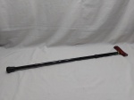 Bengala regulável em metal, pega em madeira, ponteira de borracha. Medindo 89cm de comprimento maior e 79cm de comprimento menor..