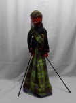 Marionete em madeira com policromia e roupa em tecido. Medindo 65cm de altura.