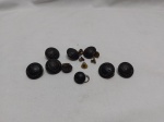 Lote de 9 botões diversos. Medindo o maior 2,3cm de diâmetro.