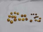 Lote de 25 botões diversos em metal. Medindo o maior 2cm de diâmetro.