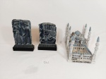 COLECIONISMO - Lote 3 Enfeites (lembranças de diversos Paises)  2  enfeites de Pedra  persas   1 escultura  Mesquita Azul  de estamul em resina.Medida: istambul com perda 19 cm x 12 cm e placas persias 15 cm x 10 cm