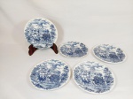 Jogo de 5 Pratos Sobremesa em Ceramica Vitrificada Oxford azul e branca cena Carruagem . Medida 20 cm diametro