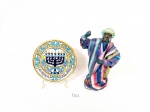 Lote 2 Peças  Judaicas sendo 1 prato ceramica pintada e 1 escultura  Rabino em papel marche. Medida: prato 14 cm e escultura 21 cm altura