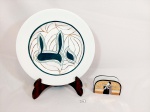 Lote 2 peças judaicas sendo 1 prato decorativo e 1 porta guardanapo em porcelana decorada. Medida: prato 27 cm e porta guardanapo 10 cm x 3 cm