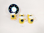 Jogo de 5 xicaras e 1 Pires  em Porcelana Vista alegre Portugal decorado bolinhas .Medida: xicara 5 cm x 4,5 cm e pires 11cm pequeno bicado atras