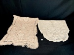 2 Caminhos de mesa em  renda filet  decorado flores. Medida: 38 cm x 67 cm e 37 cm x 88 cm