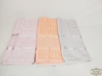 3 Toalhas de Rosto para Bordado Colore. Medida: 50 cm x 80 cm . apresenta marcas de guardado e desgates na coloração