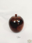 Pote ,  com tampa açucareiro em Madeira   nobre  de Gramado forma de maça  apresenta Falha  Tampa .Medida:11 cm altura