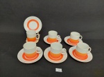 Jogo de 6 Xicaras de Café Decorada Borda Laranja em Porcelana Renner. Medida: 6 xicaras 5,5 cm altura x 5 cm diametro e 6 pires 10,5 cm diametro . 1 xicara apresenta fio cabelo