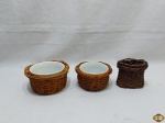Jogo de 2 bowls em porcelana revestido de ratam e uma cestinha em ratam trançado. Medindo o bowl maior 15cm de diâmetro x 7,5cm de altura.