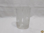Vaso floreira em vidro fosco moldado. Medindo 13,5cm x 8,5cm x 21cm de altura. Leve bicado.