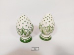 Par de Pinhas em Cerâmica Vitrificada padrao portuguesa pintadas a mao tonalidade Verde e Branca medida: 10 cm altura x 4 cm diametro