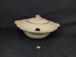 Sopeira em Faiança Inglesa Creme Friso Prata. Apresenta fio tampa e sopeira e manchas do tempo Medida: 9 cm x 28 cm
