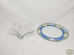 Lote 2 Peças em Vidro sendo Centro de Mesa e Prato de Bolo Pintado Flores. Medida: 21 cm x 21 cm e 33 cm