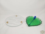 2 peças sendo 1 petisqueira  forma de folha   tonalidade  verde e tabua de queijos  frios  decorados em vidro. Medida: 31,5 cm e 34 cm x 26 cm