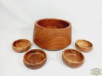 jogo  5 peças , 1 Saladeira com 4 Cumbucas em Madeira  Medida: Saladeira 13 cm x 21 cm e cumbucas 4 cm x 9 cm