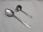Colher de arroz e concha de molho em aço inox Wolffinox, modelo Florzinha. Medindo a colher 25,5cm de comprimento e a concha 17cm de comprimento.