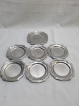 Jogo de 6 descansos de copo e 1 descanso de garrafa aço inox modelo X. Medindo o descanso de garrafa 13,5cm x 13,5cm e os descansos de copo 11,5cm x 11,5cm.