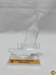 Enfeite na forma de adaga em cristal com lapidação fosca. Medindo 15cm de altura. "Kingdom of Bahrain - Island of Pearls".