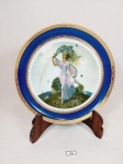 Prato decorativo  coleçao em Porcelana  portuguesa   Decoporce,Representando Menina. bordas azul cobalto com ouro . Medida: 24,5 cm diametro