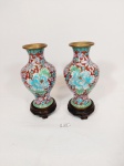 Par de Vasos em  esmaltados em Cloisone decorados Flores sob peanha Madeira. Medida: Vasos 13 cm e altura total 15 cm x 4,5 cm
