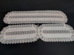 JOGO 3 Peças sendo Caminho Mesa em linho  e 2  toallhas s com Renda. tonalidade branco . Medida: caminho 90 cm x 25,5 cm e2 toalhas  46 cm x 25,5 cm
