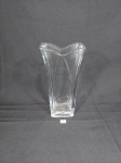 Vaso Floreira em Vidro Moldado.  base quadrada medida: 12 cm x 8 cm x 23 cm altura