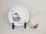 Jogo Infantil de 2 Peças Prato Raso e Caneca em Porcelana Hello Kitty Sanrio e Disney. Medida: Prato 26 cm e caneca 8 cm altura x 10,5 cm diâmetro