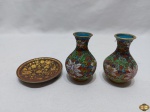 Lote de 2 miniaturas de vaso floreira bojudo em metal esmaltado clossone e salva redonda em metal dourado. Medindo o vaso 8 cm de altura.