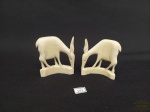 Par de Esculturas Retratando Servos em Osso  na tonalidade Marfim  Origem Africana. Medida: 6,5 cm x 8 cm