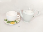 lote 2 peças sendo 1 bule café porcelana branca e  grande caneca  Medida: bule 13 cm x 6 cm diametro e caneca 9 cm x 12 cm diametro