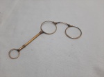 Antigo óculos pinci nez em metal dourado, possivelmente europeu do século XIX. Medindo fechado 13cm de comprimento. Necessita de revisão na junta.