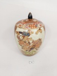 Lindíssimo Potiche em porcelana oriental Satsuma ricamente trabalhado com pintura em relevo.Medida: 19 cm x 7 cm