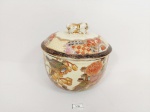 Lindíssimo Potiche em porcelana oriental Satsuma ricamente trabalhado com pintura em relevo. Medida: 10 cm x 15 cm diametro