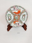 Prato decorativo com cenas orientais em porcelana. Medida: 19 cm