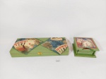 Lote 2 peças sendo caixa com divisorias e porta copos em madeira decorado com cartas. Medida: caixa 32 cm x 13 cm e porta copos 9 cm x 9 cm