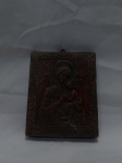 Placa com imagem de Nossa Senhora em resina, made in England. Medindo 11,5cm x 9cm.