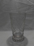 Vaso floreira em vidro ricamente lapidado. Medindo 12cm de diâmetro x 20cm de altura.