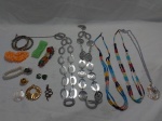 Lote de Bijuterias, composto por colares, brincos, pulseiras, etc.