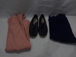 Lote de Roupas e sapatênis feminino. Composto por 2 blusas em crochê e o sapatênis Outer.Peças lindas e com marcas de guardado. Blusas Tam: M e tênis nº 37.