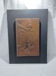 Placa decorativa em cobre trabalhado com relevos, moldura em madeira. Medindo 57cm x 42cm.