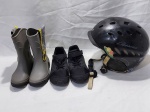 Lote de acessórios infantil, sendo 1 galocha de borracha, tênis Nike e 1 capacete. Medindo: Tênis 30 e galocha 25/26. Peças pode apresentar marcas de guardado.