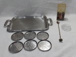 Lote diverso, composto de 6 descansos de copo em aço inox, bandeja em aço inox, etc. Medindo a bandeja 43cm x 25cm.